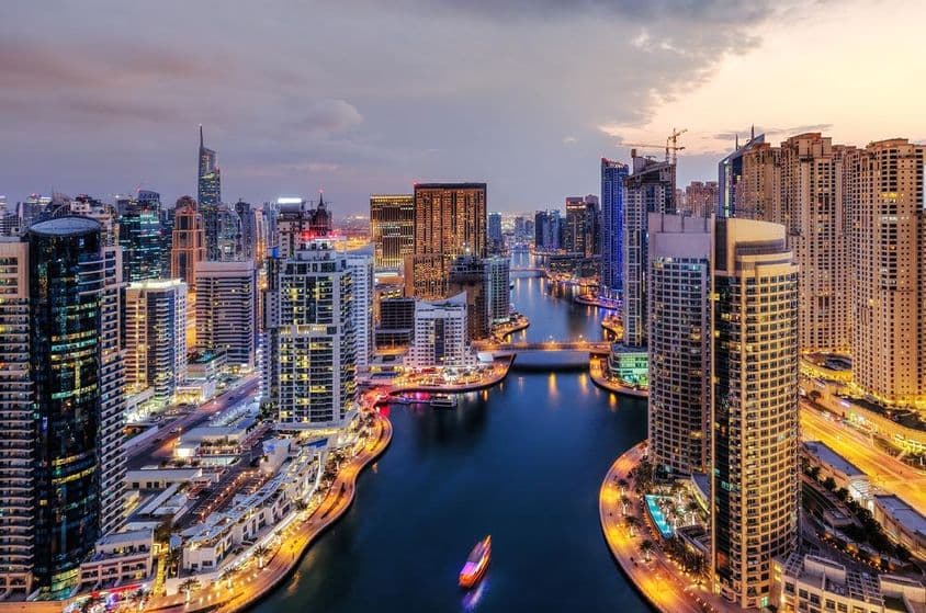 Dubai Marina mit beleuchteten Wolkenkratzern.