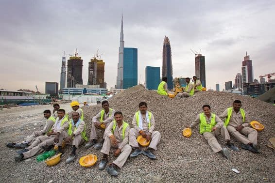 Arbeiter in Dubai machen eine Pause.