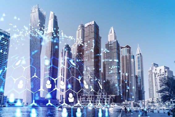 Wolkenkratzer im Geschäftsviertel von Dubai mit Hologrammen.