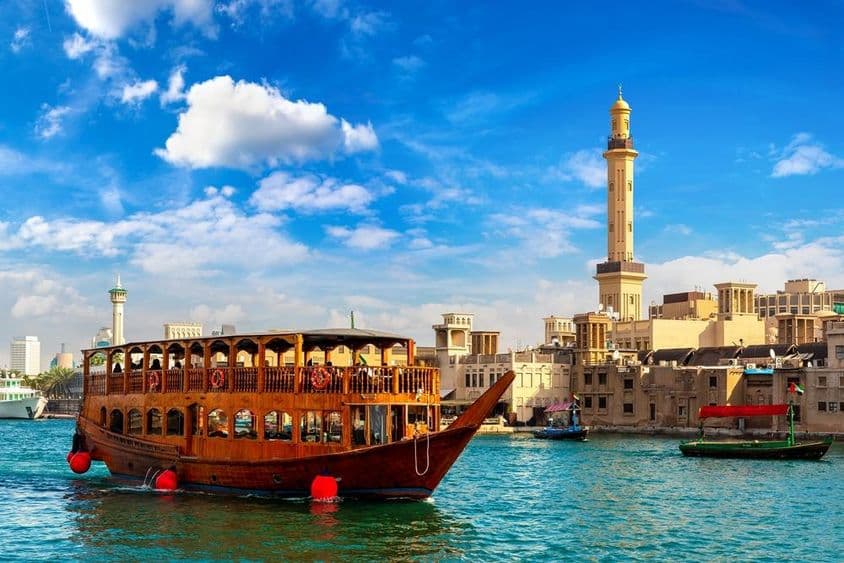 Altes traditionelles Holzboot in der Creek Bay in Dubai.