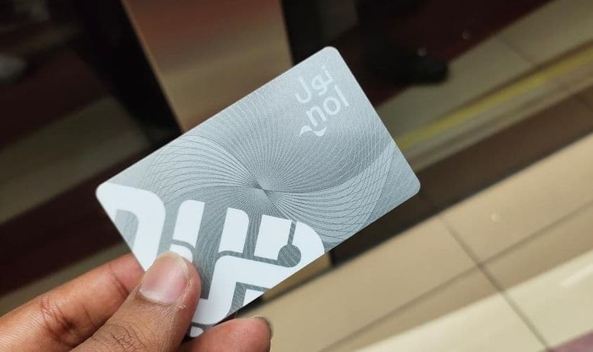 Dubai-Reisender hält einen Nol-Karten-Metroeintrittspass.