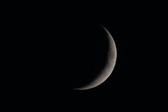 Detaillierter Neumond am dunklen Himmel.