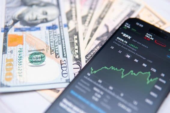 Der SP500 Index auf dem Smartphone-Bildschirm, mit Hintergrund US-Dollar.