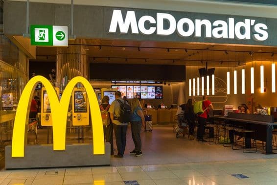 McDonald's Fast-Food-Restaurant am Dubai International Airport.