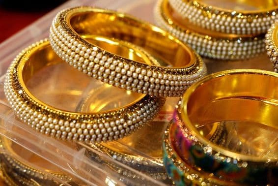 Diese Armreifen sind aus Gold und Diamanten als Schmuck für indische Frauen gefertigt.