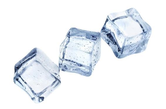 Drei feine Eiswürfel schweben im Weltraum.