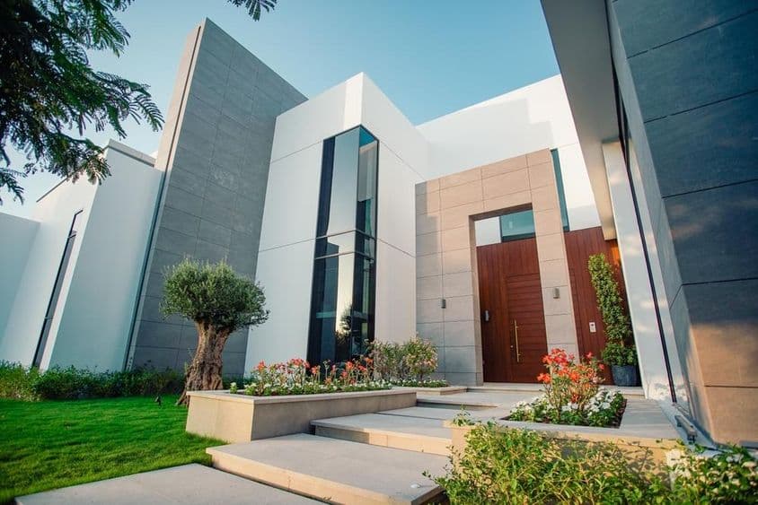 Dubai Villa, Außendesign, Haus mit Pool und Rasen.