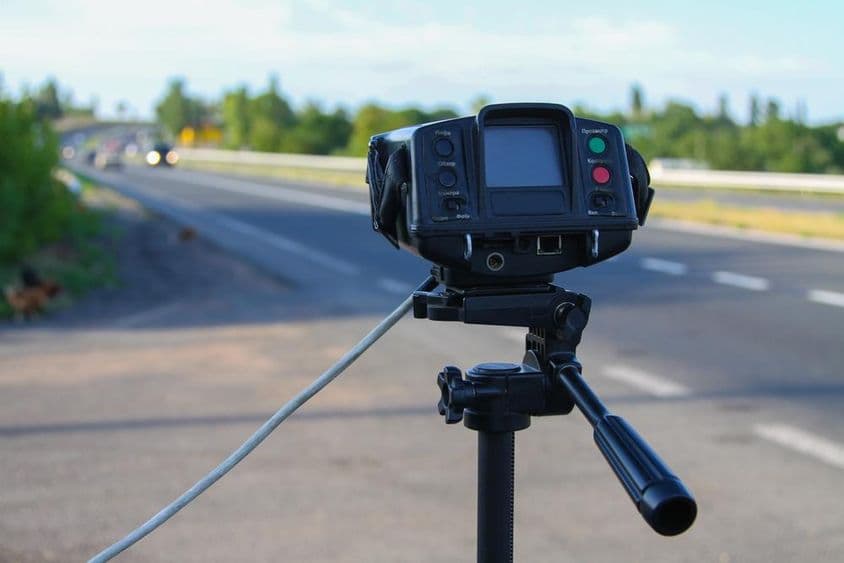 Polizeiradar misst Autogeschwindigkeit.