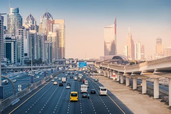 Autobahn mit Metro-Linien und Wolkenkratzern im Dubai Marina Gebiet