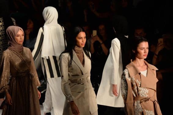 Mädchen auf dem Laufsteg bei der Modest Fashion Week.