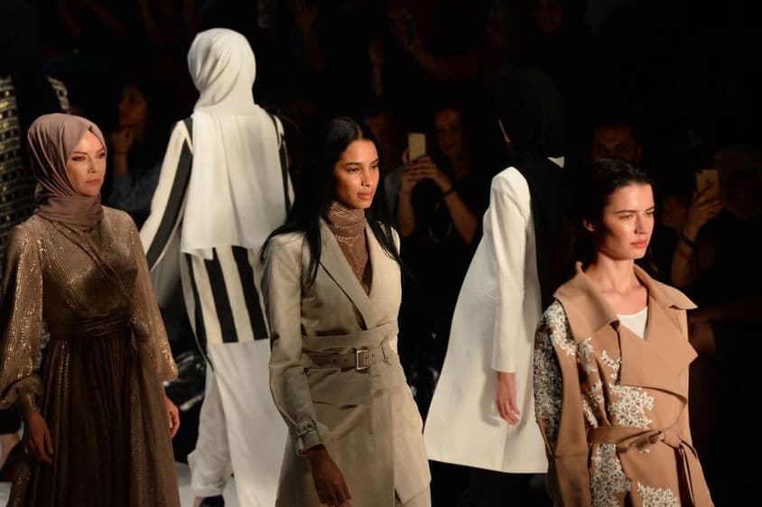 Mädchen auf dem Laufsteg bei der Modest Fashion Week.