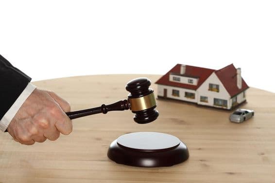 Auktionshammer, der geschlagen wird.