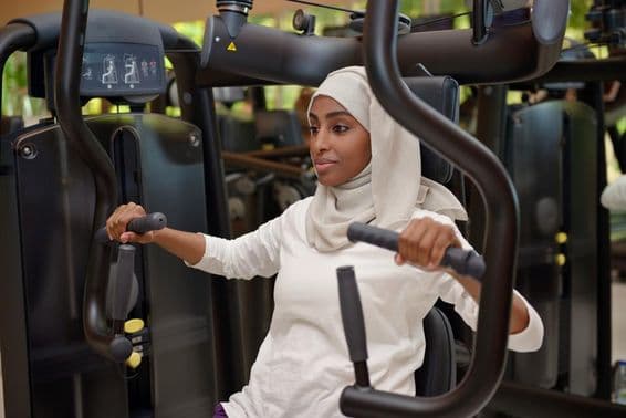 Junge Frau trainiert im Fitnessstudio.