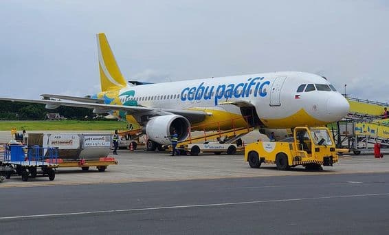 Cebu Pacific Flugzeug geparkt am internationalen Flughafen Puerto Princesa.