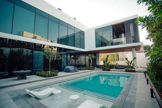Luxusvilla in Dubai mit Außenpool.