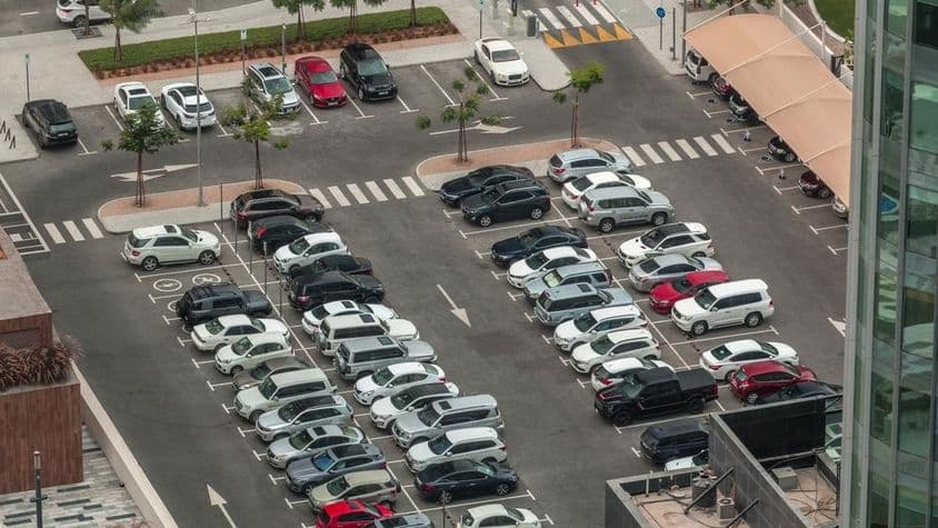 Dubai Parkplatz Autos aus der Vogelperspektive.