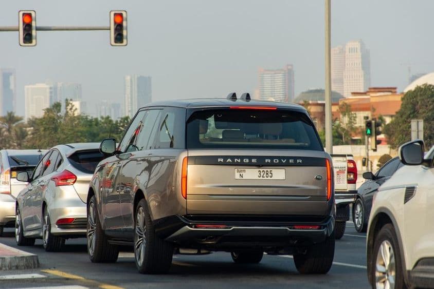Autos an einer roten Ampel stehen in der Stadt Dubai.