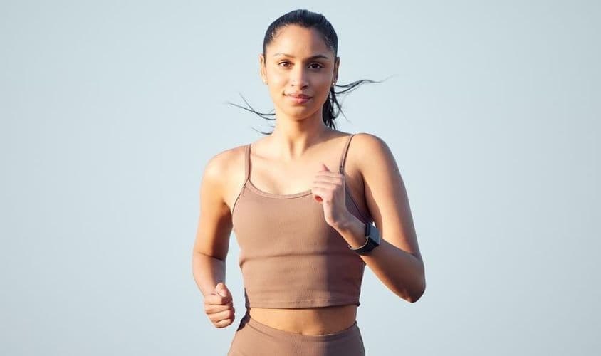 Läuferin bereitet sich auf einen Marathon in Dubai vor.