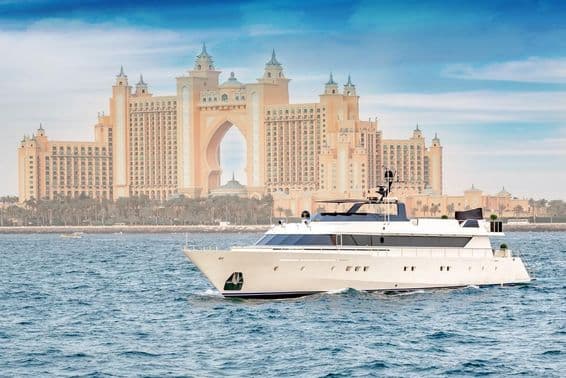 Luxusyachten in Dubai mit Atlantis im Hintergrund.