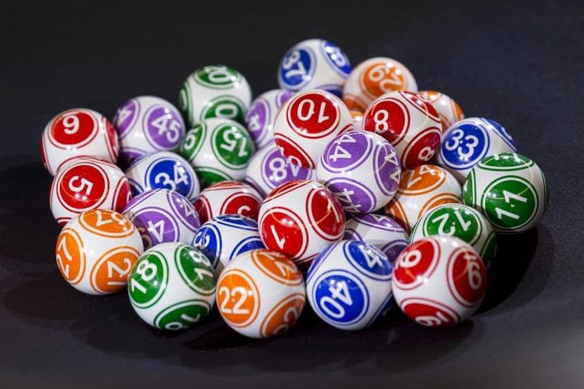 Bunte Lotteriekugeln auf einem Tisch.