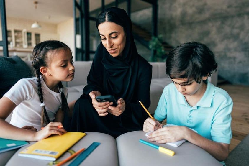 Traditionelle arabische Familie in Dubai, die gemeinsam zu Hause Zeit verbringt.