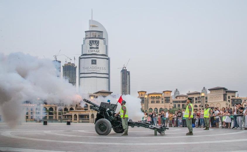 DUBAI, Vereinigte Arabische Emirate, Kanone beim Sonnenuntergang während des einmonatigen Ramadans abgefeuert.