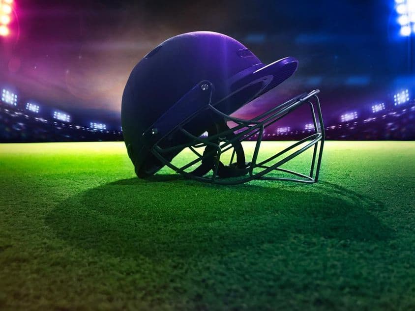 Cricket-Helm von unten auf grünem Gras.