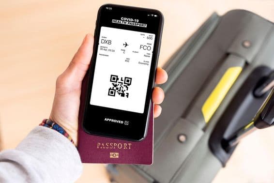 Ein Reisepass und ein digitaler Boarding Pass auf einem Smartphone von Dubai nach Rom Fiumicino.