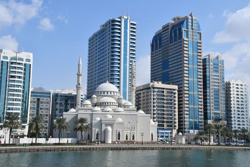 Blick auf die Al Noor Moschee von der Al Noor Insel in Sharjah, Vereinigte Arabische Emirate.