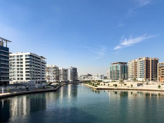 Wohngebäude und Kanal im Al Raha Beach Viertel und Gemeinschaft in Abu Dhabi.