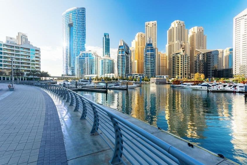 Wunderschöner Blick auf die Dubai Marina an einem sonnigen Tag.