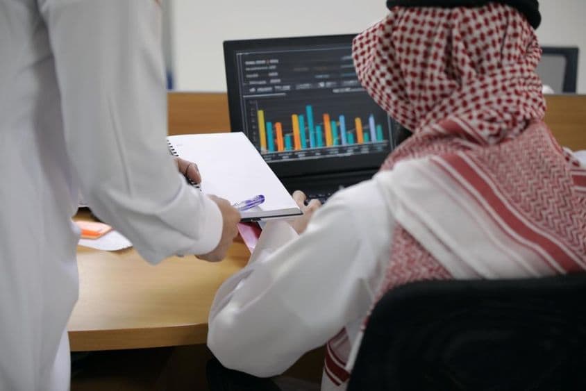 Arabischer Büroangestellter mit Laptop.
