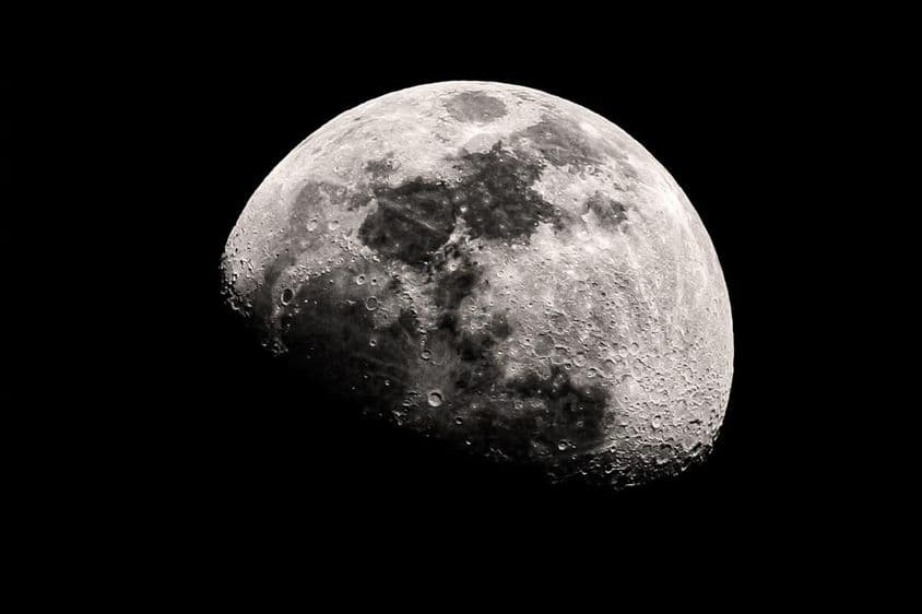 Astronomisches Foto des Mondes mit detaillierten Kratern und Oberfläche.