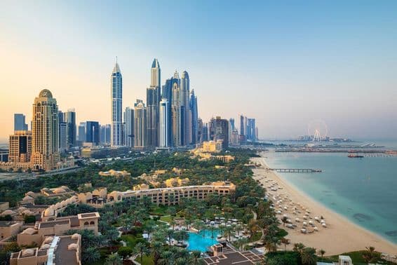 Dubai Marina Skyline und berühmter Jumeirah-Strand bei Sonnenaufgang.