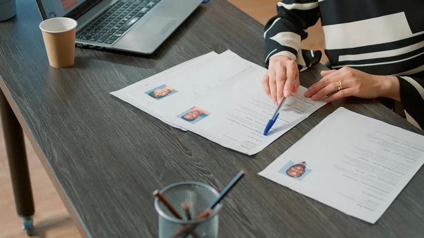 HR-Manager sucht erfahrenen Geschäftskandidaten auf Unterlagen.
