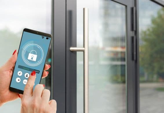 Smartphone zeigt Smart-Home-Anwendung auf dem Bildschirm an.