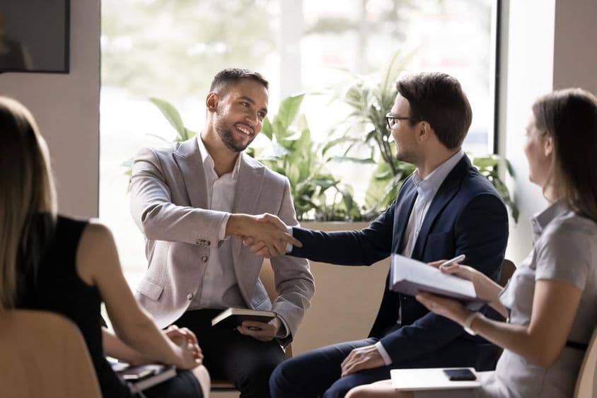 Chef dankt einem Mitarbeiter für eine Idee.