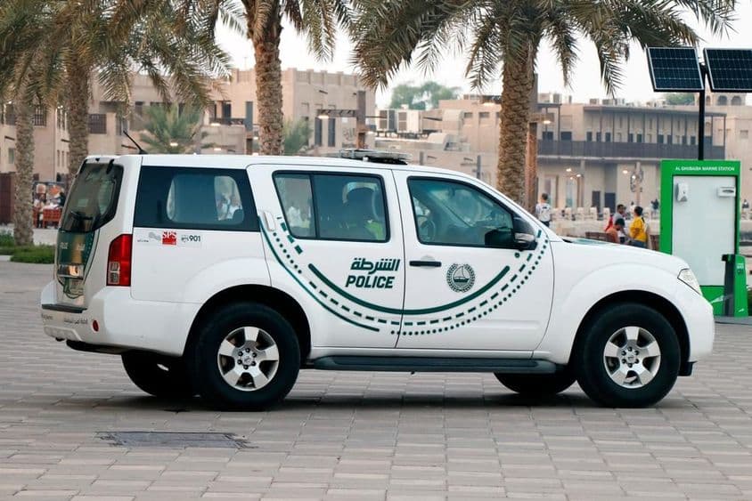 Nahaufnahme eines Dubai-Polizeiautos, auf Streifenfahrt.