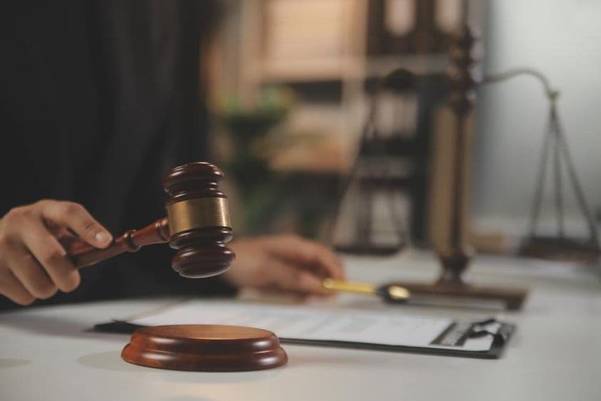 Richterhammer kurz vor dem Schlag.