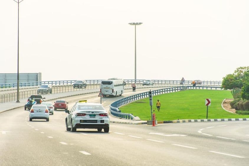 Aman Taxi auf der Straße in der Stadt Sharjah.