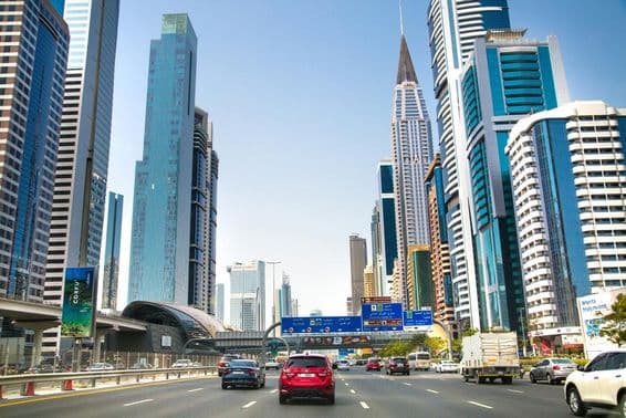 Dubai Sheikh Zayed Road mit Wolkenkratzern.