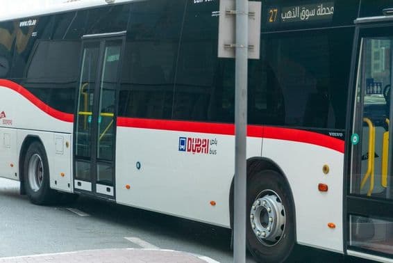 Straßen- und Verkehrsbehörde (RTA) Bus in Dubai.