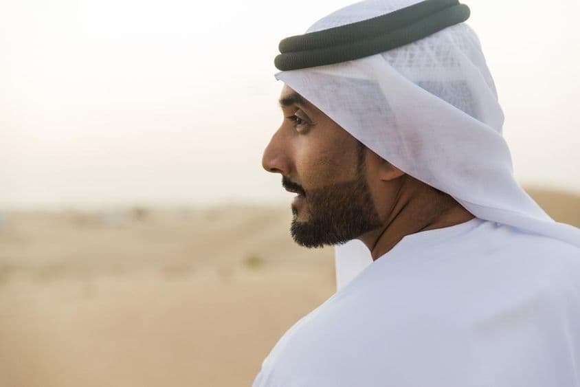Muslimischer Geschäftsmann aus Dubai in traditioneller Kleidung.