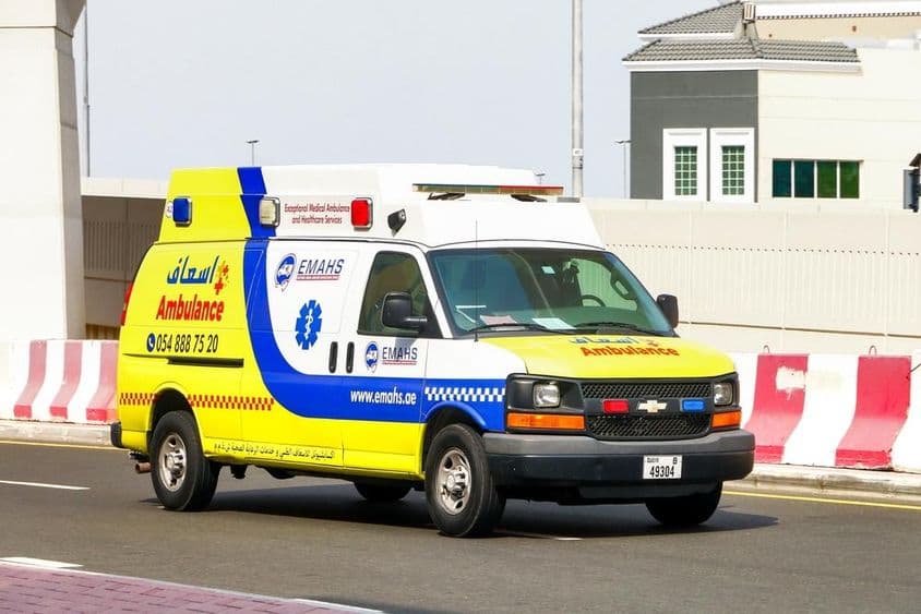 Chevrolet Express Krankenwagen auf einer Straße in Dubai.