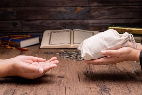 Muslime helfen den Armen und Bedürftigen.