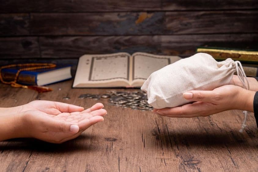 Muslime helfen den Armen und Bedürftigen.