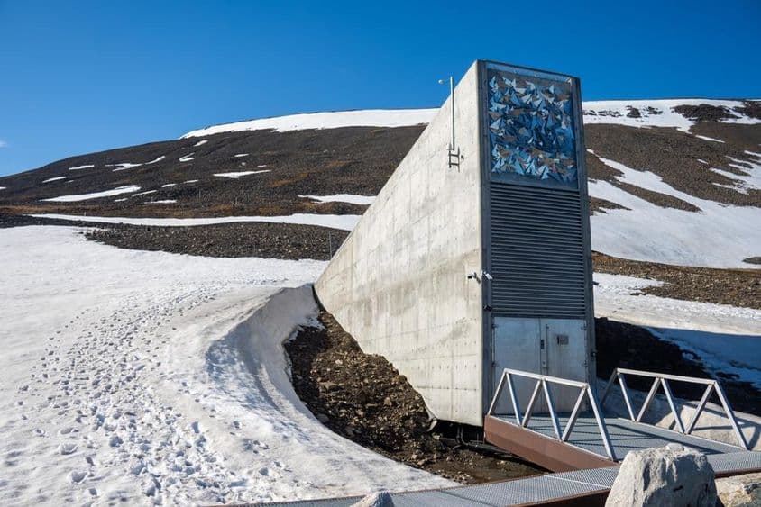 Das Eingangsgebäude des Svalbard Global Seed Vault umgeben von Schnee in Svalbard, Norwegen.