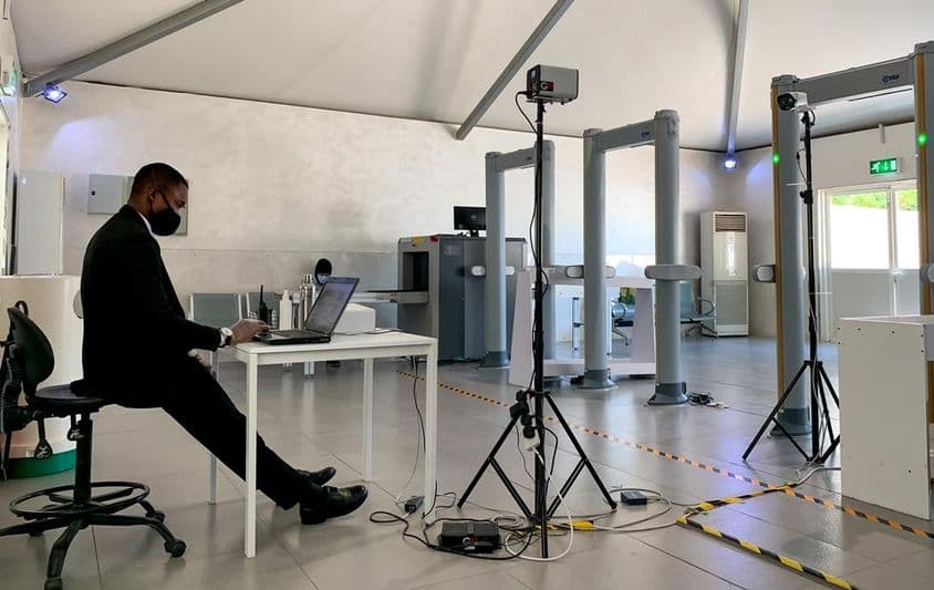 Temperaturscanner am Eingang der Terminals des Flughafens Abu Dhabi.