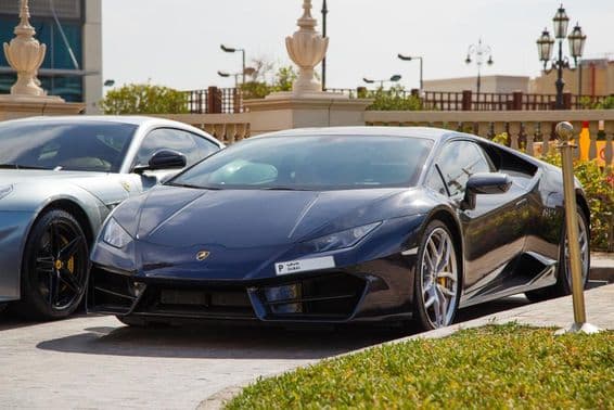 Dubai, schwarzer Lamborghini auf einem Parkplatz.