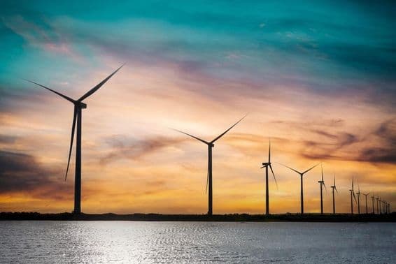 Windkraftanlagen erzeugen Strom.